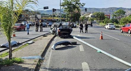 Motorista perdeu o controle do carro, bateu em poste e capotou
