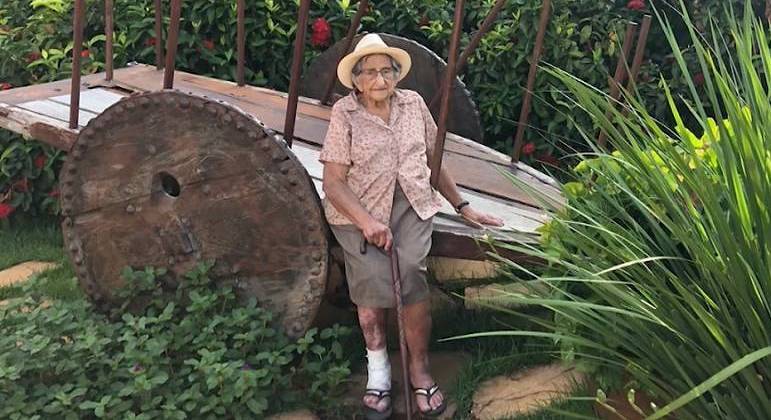 O corpo de Edna Batista da Cruz, de 94 anos, foi enterrado nesta terça-feira (16)
