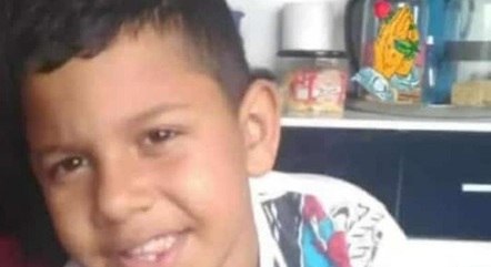 Menino morre após ser atingido por bala perdida enquanto jogava