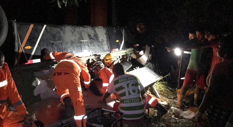 ônibus caiu de ponte na rodovia BR-116, no último domingo