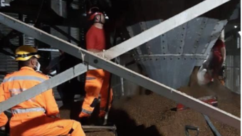 Funcionários morrem soterrados por silo de polpa de laranja em MG  