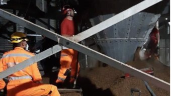 Funcionários morrem soterrados por silo de polpa de laranja em MG  