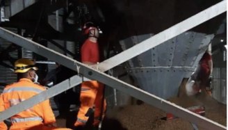 Funcionários morrem soterrados por silo de polpa de laranja em MG   (Divulgação/Corpo de Bombeiros )