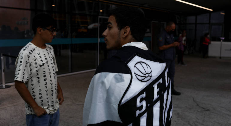 Torcedores com camisas do Santos e do Corinthians vão até a porta do Hospital Albert Einstein após o anúncio da morte de Pelé