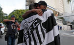 Torcedores se abraçam ao saberem da morte de Pelé, em São Paulo