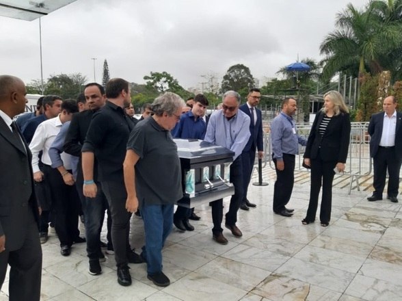 O filho de Gugu João Augusto Liberato ajudou a levar o caixão do pai para o funeral