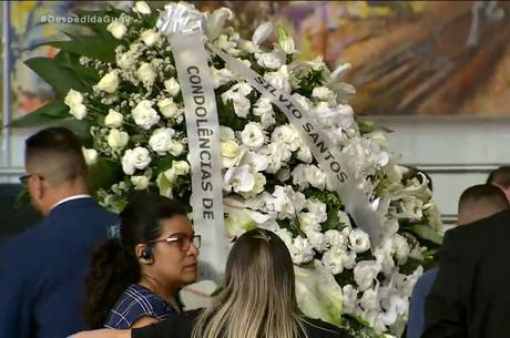 Silvio Santos manda coroa de flores para velório