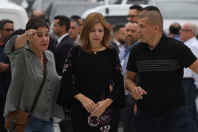 Rose Miriam, mulher de Gugu, chegou à Assembleia Legislativa de São Paulo e foi amparada por Esther Rocha