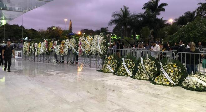 Fila de coroas de flores se estende pela rampa de acesso à Assembleia de SP