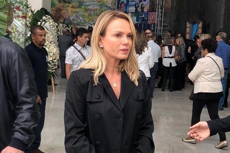 Apresentadora Eliana no velório de Gugu