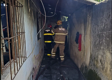 Corpo de homem é encontrado carbonizado dentro de casa em BH 