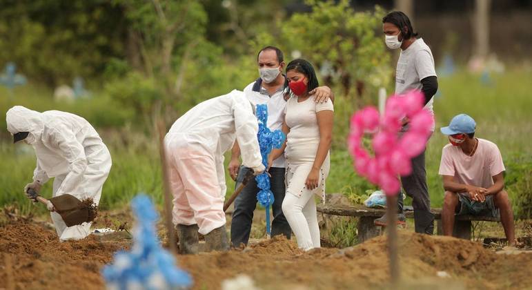 Especialistas apontam variante P.1 e outras razões para avanço rápido da pandemia