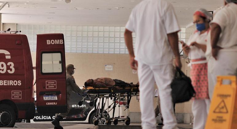 Brasil continua com patamar elevado de novos casos e mortes por covid-19