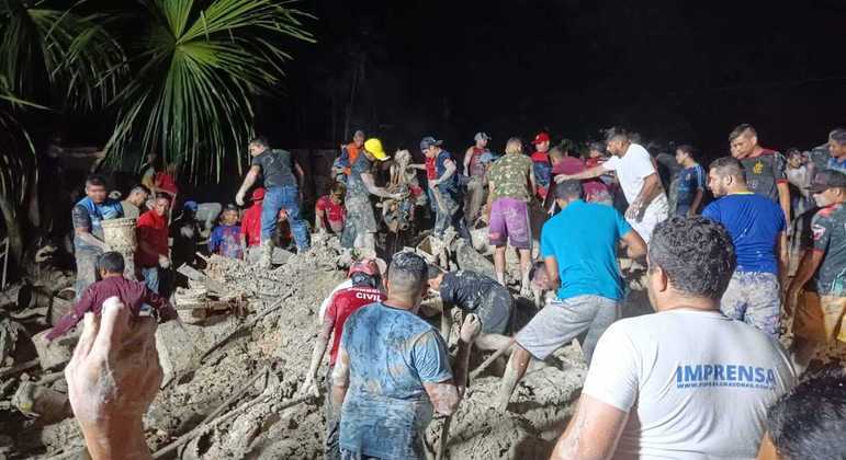 Defesa Civil e voluntários buscam vítimas do deslizamento em Manaus (AM) durante a madrugada