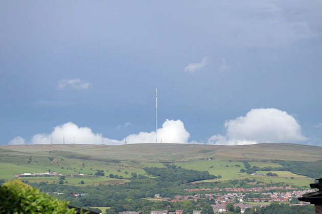 Por causa de sua posição estratégica, na colina Winter está posicionada a maior torre de transmissão de TV da Inglaterra, somada a diversas outros equipamentos de comunicação. Além do caçador, alguns moradores locais dizem ter visto a tal besta, que 