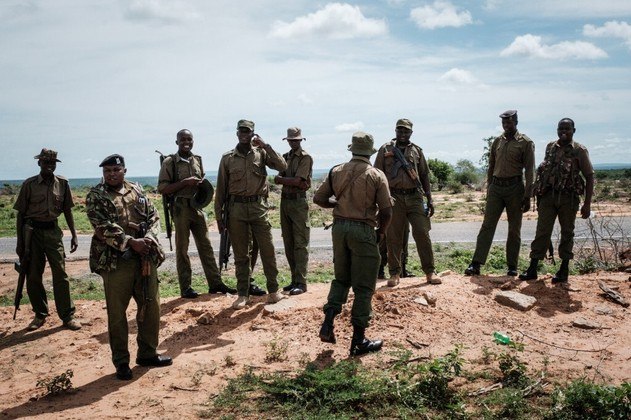 De acordo com a mídia local, o líder da seita, Makenzie Nthenge, havia sido detido e indiciado no mês passado, depois que duas crianças morreram de fome enquanto estavam sendo cuidadas pelos pais, seguidores do líder. No entanto, ele pagou uma fiança de 100 mil xelins quenianos (R$ 3.728) e foi liberado