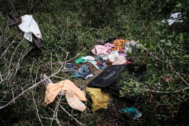 Uma mulher foi encontrada no último domingo (23) pelas autoridades com os olhos esbugalhados e se negou a ingerir alimentos, antes de ser levada em uma ambulância. A vítima 