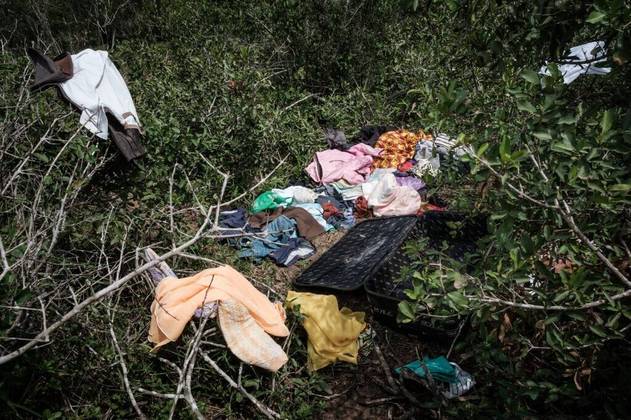 Uma mulher foi encontrada no último domingo (23) pelas autoridades com os olhos esbugalhados e se recusou a ingerir alimentos, antes de ser levada em uma ambulância. A vítima 