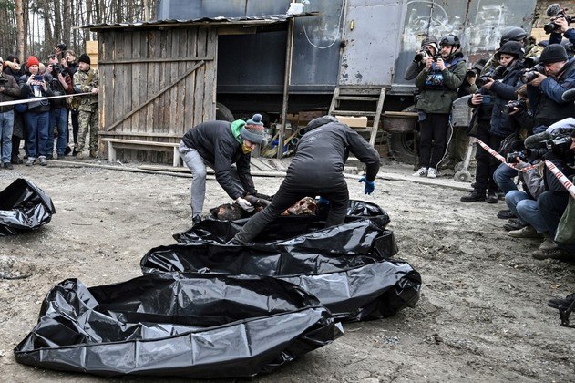 A retirada de tropas russas da região da capital mostrou a extensão dos
danos causados ao patrimônio e às vidas ucranianas. Em Bucha, centenas de corpos
de civis foram encontrados pelas ruas e nos porões de casas. O caso
fez com que Zelenski deixasse Kiev e fosse visitar a cidade, classificando a
situação de crime de guerra