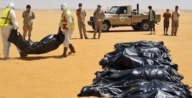 Uma equipe de resgate encontrou, nesta quarta-feira (29), 20 pessoas mortas no deserto da Líbia depois que o veículo em que estavam quebrou. Os socorristas do país acreditam que as vítimas tenham morrido de sede