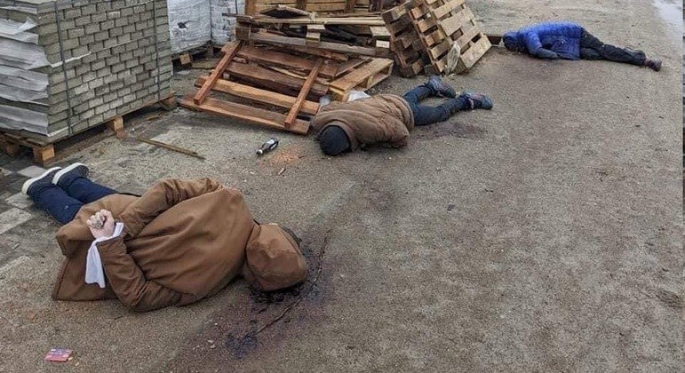 Mortos em Bucha, na Ucrânia, com as mãos amarradas para trás