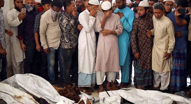 Parentes vão ao IML reconhecer vítimas de um incêndio de grandes proporções em Daca