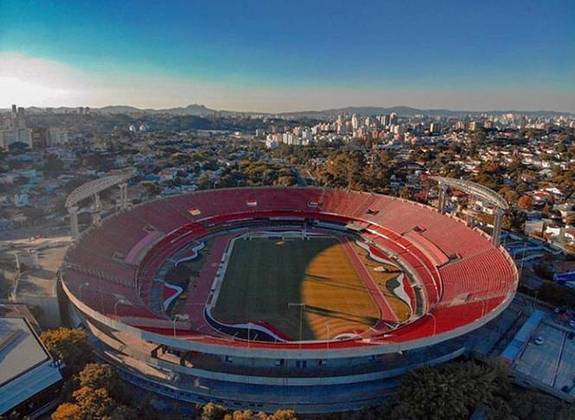 Morumbi - Terceiro maior estádio do Brasil.  Foi projetado para 150 mil espectadores, mas, com reformas e instalação de camarotes, sua capacidade caiu para 72.039. É o estádio que sedia os jogos do São Paulo, o Tricolor Paulista.