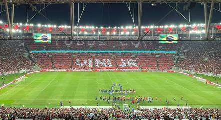 Mosaico da torcida do Flamengo em apoio a Vinícius Jr.