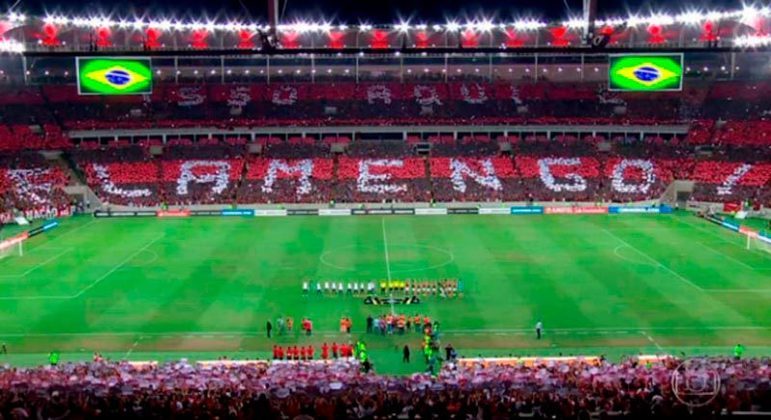 Mosaico do Flamengo contra o San Lorenzo em maio de 2017. Os rivais ironizaram a divisão das letras e leram 