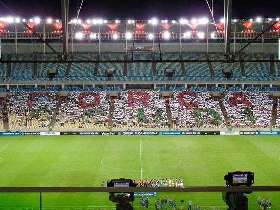 Mosaico incompreensível da torcida do Fluminense por falta de torcedores na arquibancada