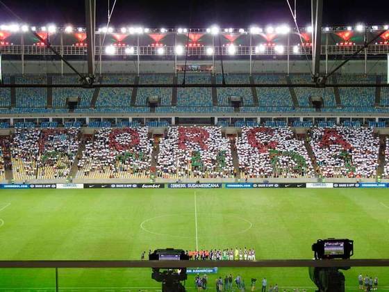 Mosaico incompreensível da torcida do Fluminense por falta de torcedores na arquibancada.