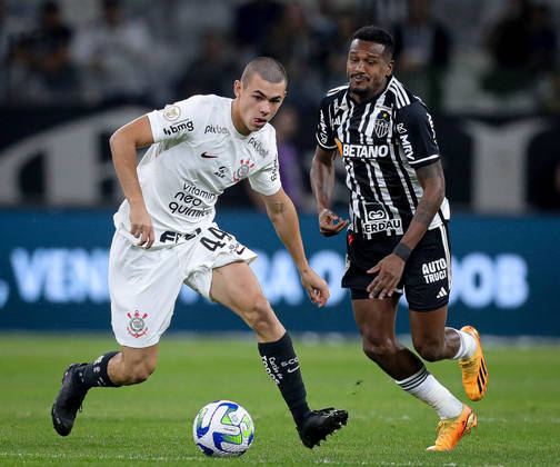 Gabriel MoscardoOs 15 minutos em campo contra o Liverpool-URU foram suficientes para faz&ecirc;-lo cair nas gra&ccedil;as n&atilde;o apenas de Luxemburgo, mas tamb&eacute;m da torcida corintiana.Desde o jogo contra os uruguaios, Moscardo foi 'promovido' ao time titular e atuou contra o Bragantino e o Atl&eacute;tico-MG e nos dois jogos contra o Am&eacute;rica pela Copa do Brasil. A ascens&atilde;o do jovem de 17 anos fez a diretoria estender o contrato dele at&eacute; junho de 2026, e a posi&ccedil;&atilde;o de volante j&aacute; n&atilde;o &eacute; mais urg&ecirc;ncia no clube