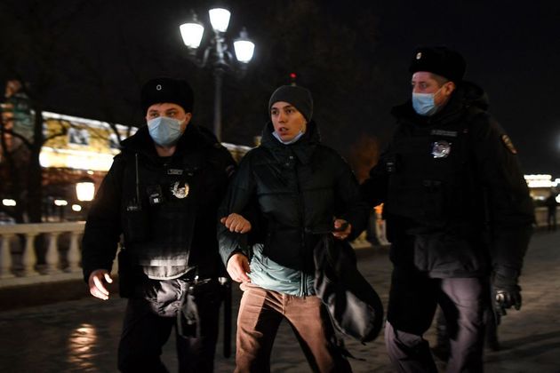 Polícia de Moscou prendeu, na noite desta quarta, manifestante que estava próximo à praça Vermelha e protestava contra a guerra