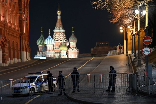 O presidente Putin sofre resistência dentro da Rússia, já que uma parte da população russa não apoia a guerra contra a Ucrânia. Vários protestos vêm acontecendo, e houve mais um deles na noite desta quarta (2) em Moscou. A polícia bloqueou o acesso à praça Vermelha, um dos cartões-postais de Moscou, para evitar o acesso dos manifestantes que pedem o fim da guerra.O ativista Alexei Navalny, que está preso, é um grande crítico do governo de Vladimir Putin e pede aos russos que façam protestos diários contra a invasão da Ucrânia. Ele diz que a Rússia não pode ser 'uma nação de covardes amedrontados' e chama Putin de 'um pequeno czar insano'