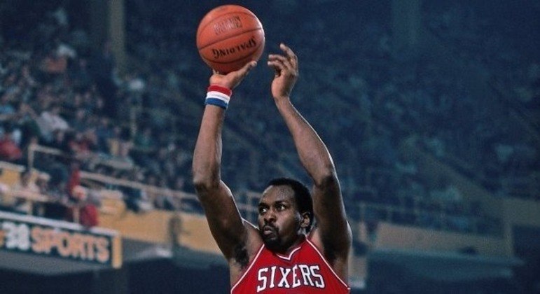 10º Moses MalonePontos marcados: 27.409O jogador atuou profissionalmente por 19 anos e venceu três prêmios de MVP. No Houston Rockets (1976-1982), marcou 10.036 pontos