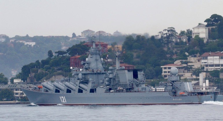 O cruzeiro Moskva navega  a caminho do mar Negro, em Istambul, na Turquia