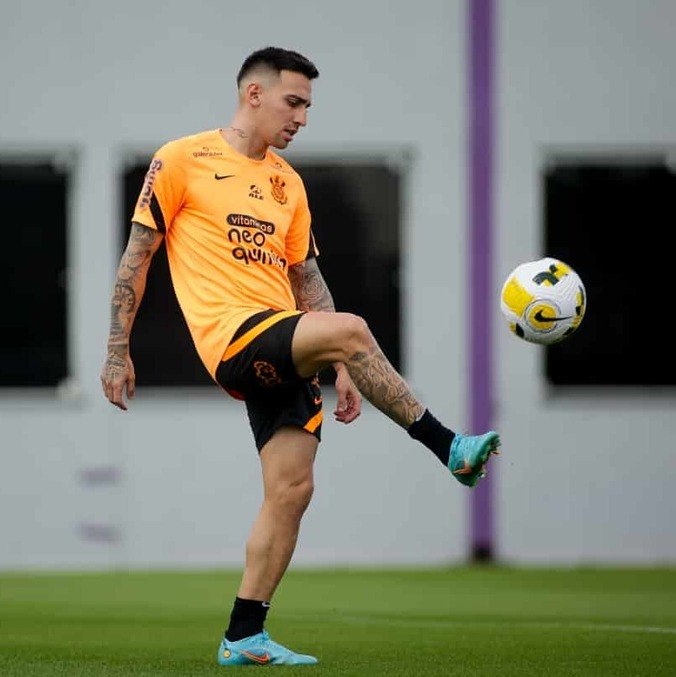 Atacante Gustavo Mosquito em treino com bola pelo Timão