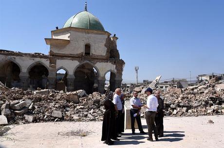 Equipe inspeciona destroços de mesquita em Mossul
