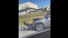 Vídeo: carro atropela e arrasta moto em rodovia de São Paulo 