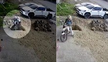 Motociclista cai em buraco e web não perdoa: 'Viagem ao centro da Terra'