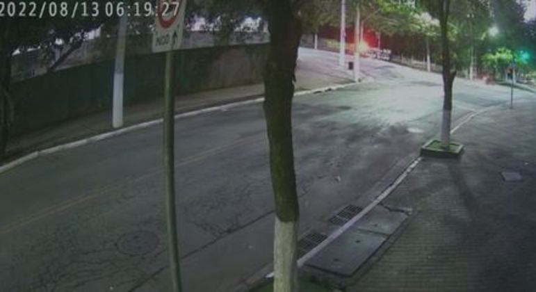 Câmeras de segurança mostram o momento em que um dos suspeitos foge com a moto
