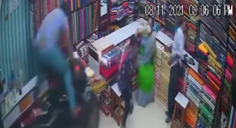 Motoqueiro foi arremessado sobre balcão de loja na Índia após freios do veículo falharem