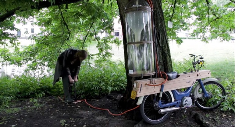 É preciso coletar o combustível e encher o reservatório