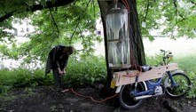 Estudante cria moto que funciona com gás metano tirado de pântano