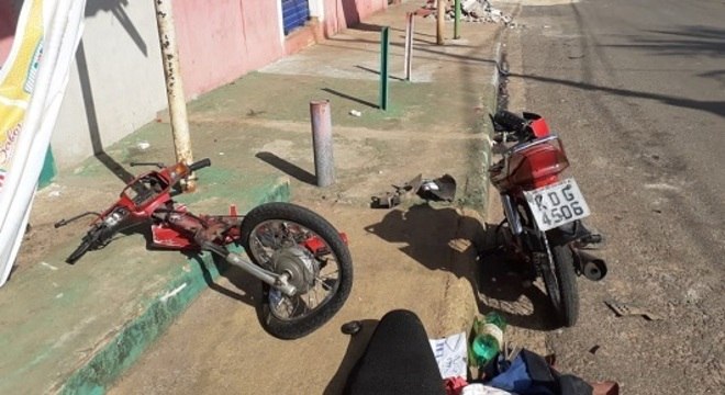 Moto parte ao meio depois de acidente em cruzamento de Goiânia (GO)