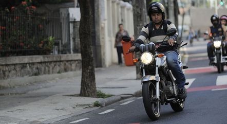 Pilotar moto com a viseira aberta passa a ser infração média