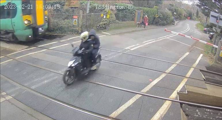 Condutor da moto está sendo procurado pelas autoridades britânicas