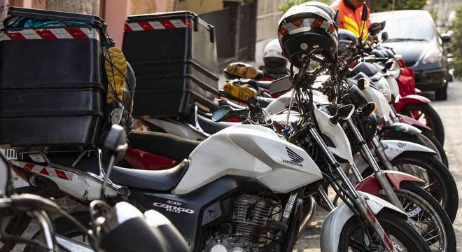 Em São Paulo, a moto licenciada precisa ser branca e ter baú de entrega