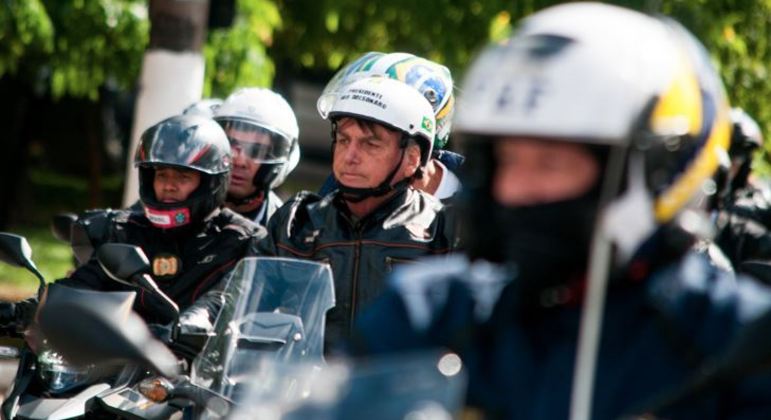 O presidente Jair Bolsonaro em motociata realizada em 15 de abril