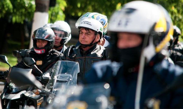 Sem compromissos públicos, o presidente da república, Jair Bolsonaro, participa de uma motociata organizada por apoiadores na manhã desta sexta-feira (15). Os participantes saíram do Sambódramo do Anhembi, na zona norte da capital paulista e vão em direção à Americana, no interior do estado